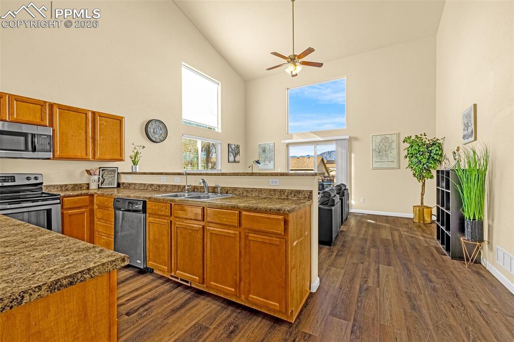 Image 8 of 50: Kitchen