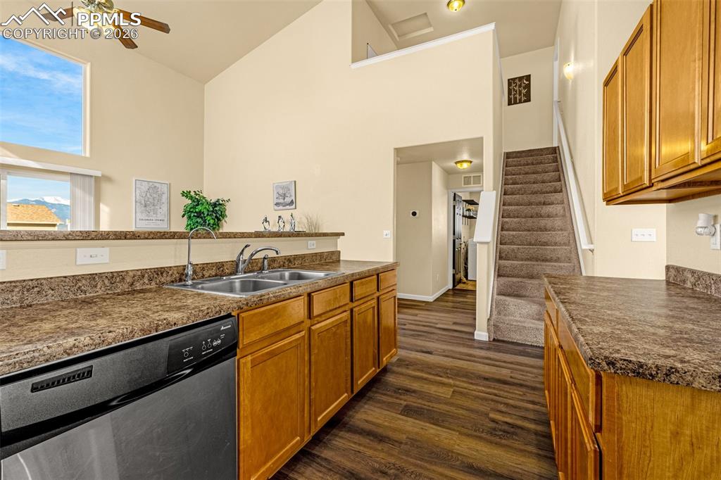 Image 9 of 50: Kitchen