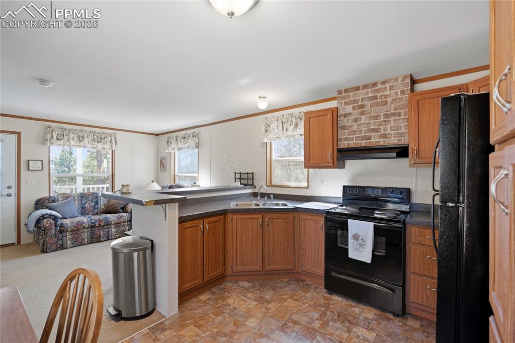 Image 5 of 15: Kitchen