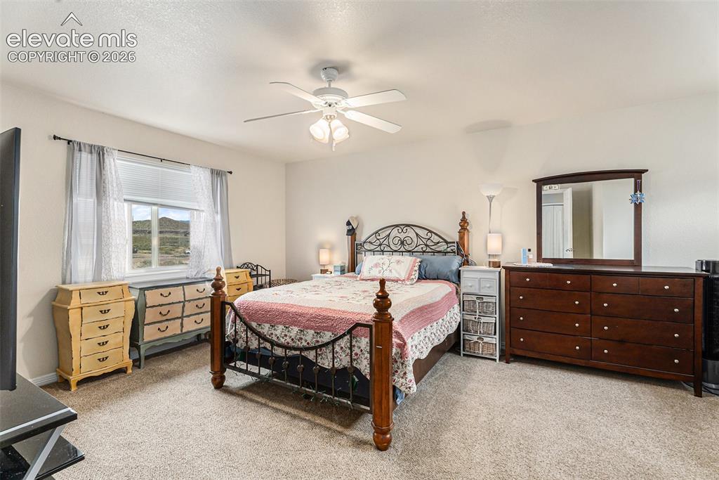 Image 14 of 27: Bedroom