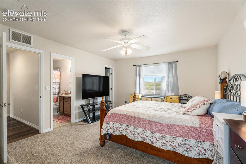 Image 16 of 27: Bedroom