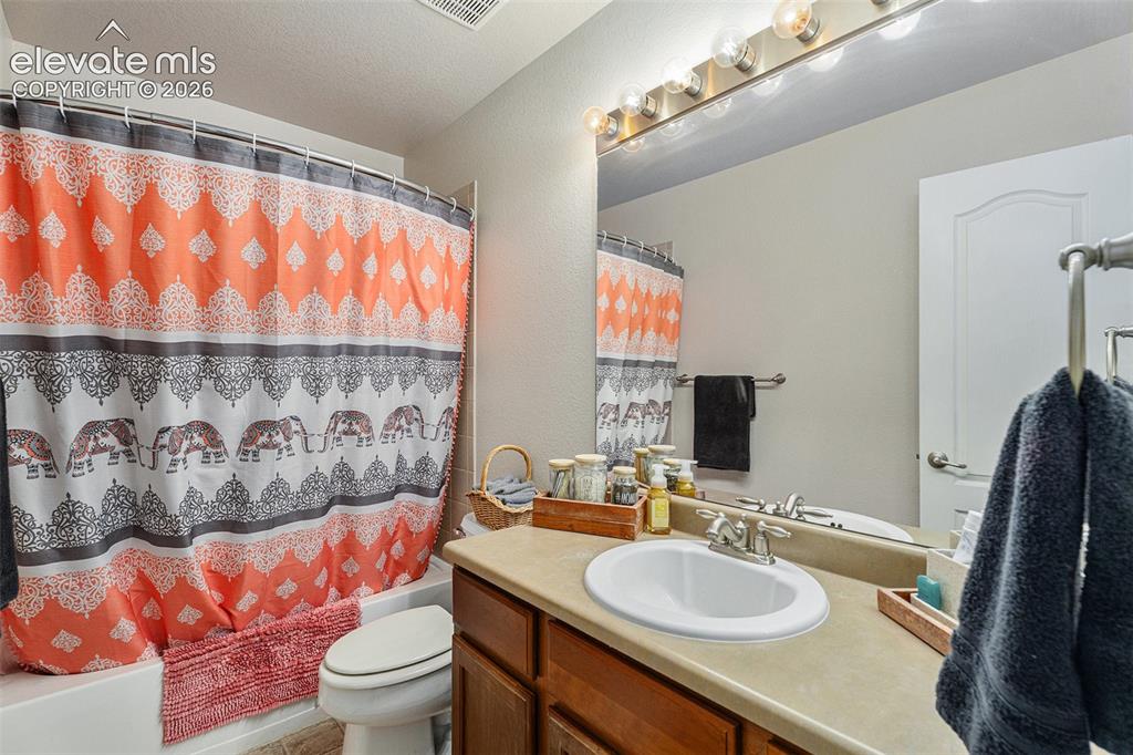 Image 17 of 27: Bathroom