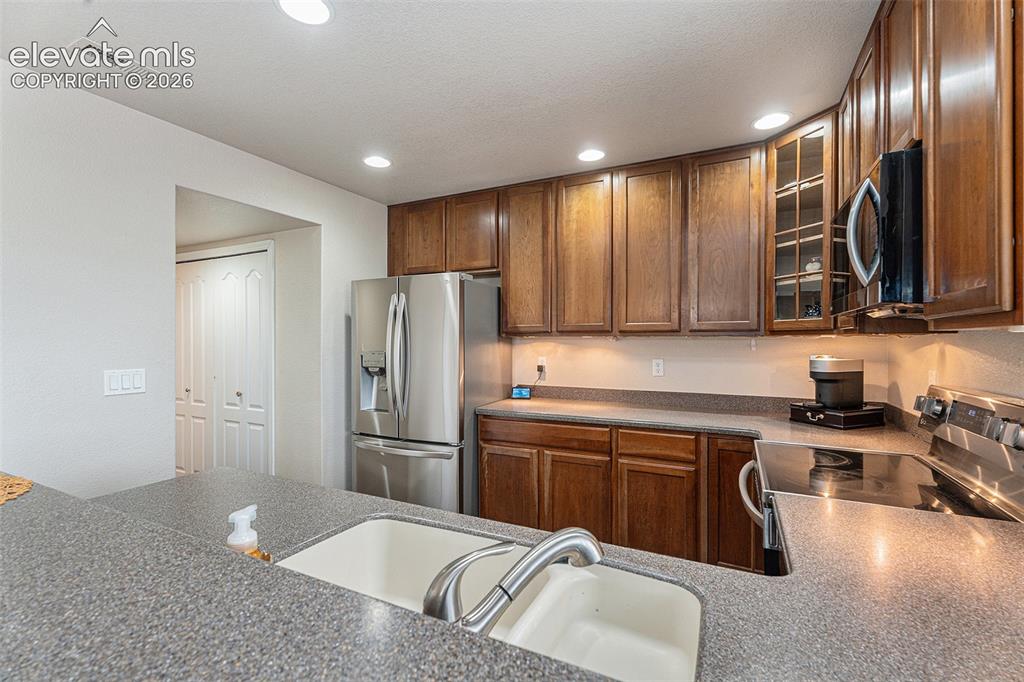Image 9 of 27: Kitchen