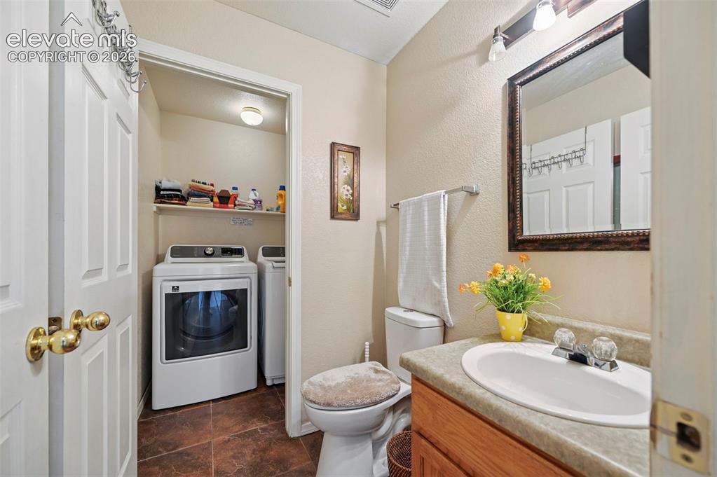 Image 14 of 50: Bathroom