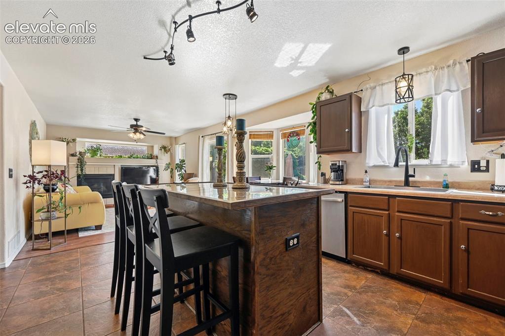 Image 8 of 50: Kitchen