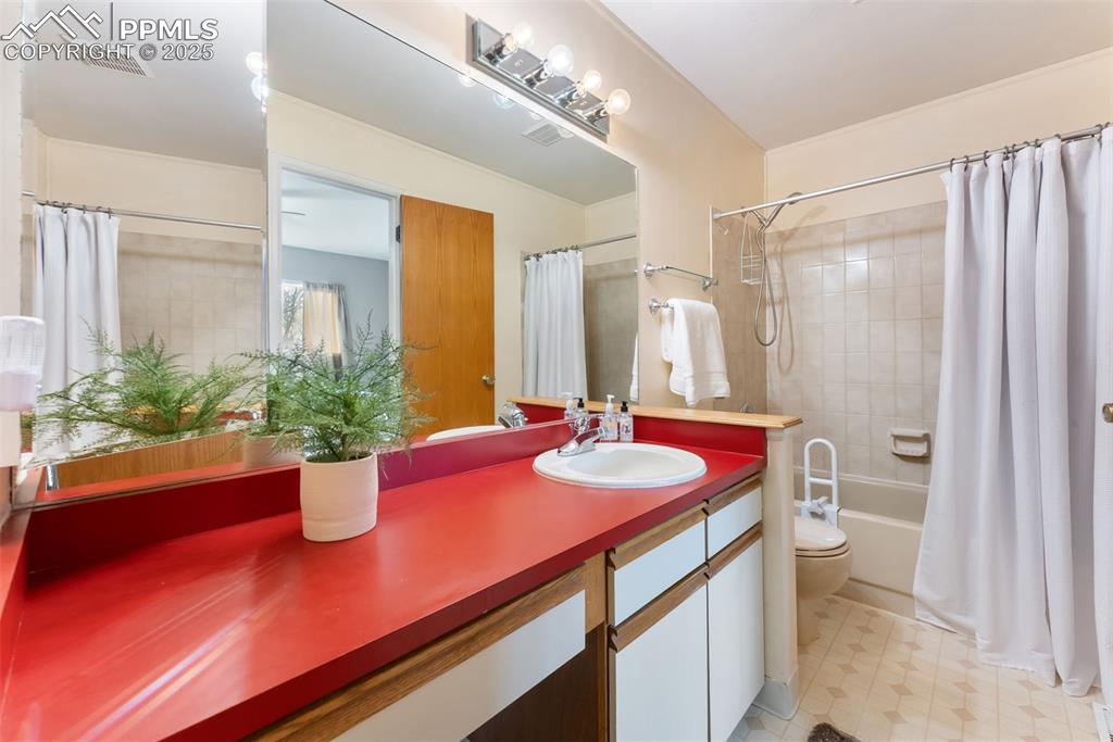 Image 17 of 30: Bathroom