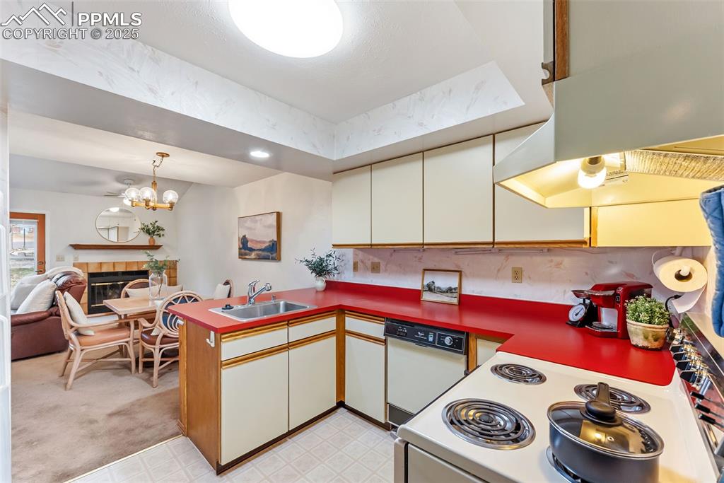 Image 9 of 30: Kitchen