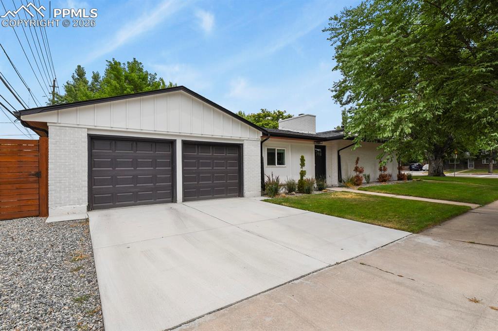 Image 46 of 48: 2 car garage 