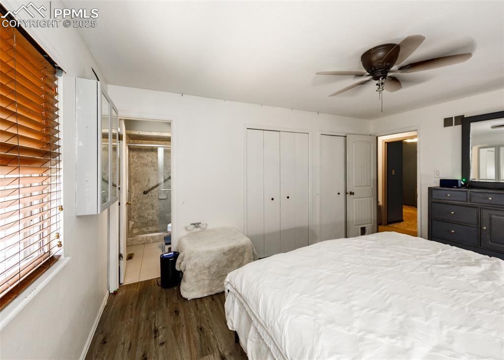 Image 21 of 47: Bedroom