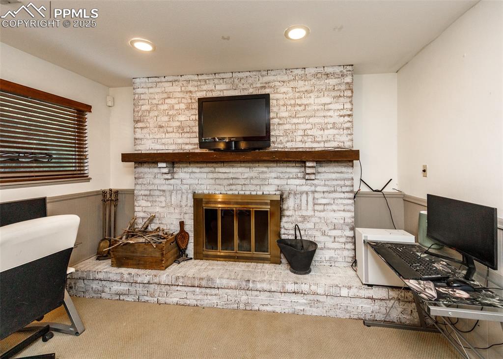 Image 28 of 47: Living Room