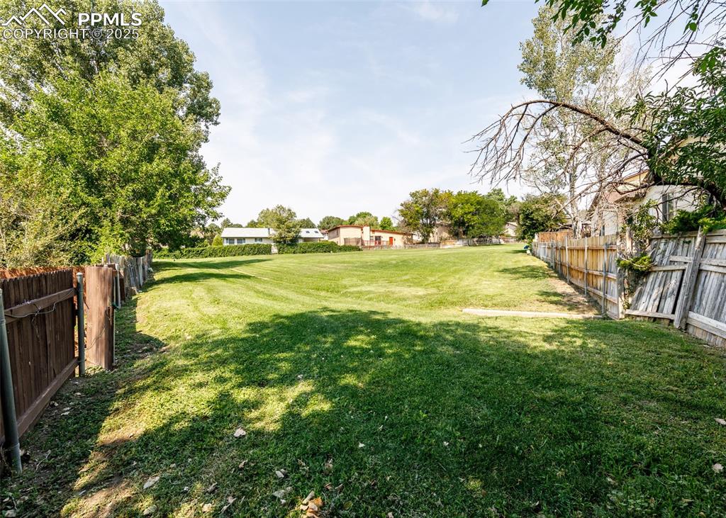 Image 44 of 47: Yard