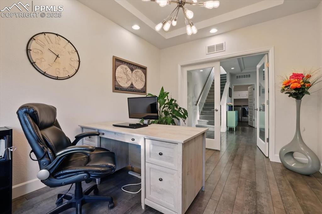 Image 16 of 42: Office