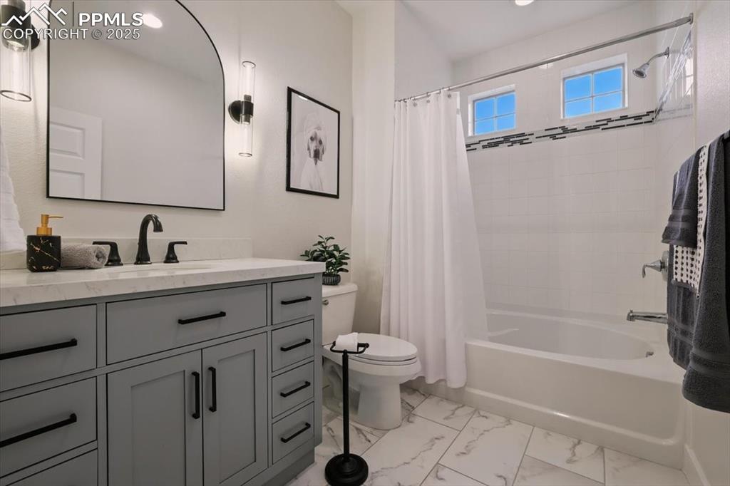 Image 19 of 42: Bathroom