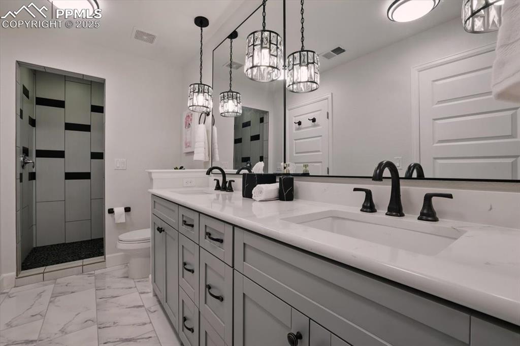 Image 22 of 42: Secondary En-Suite bathroom