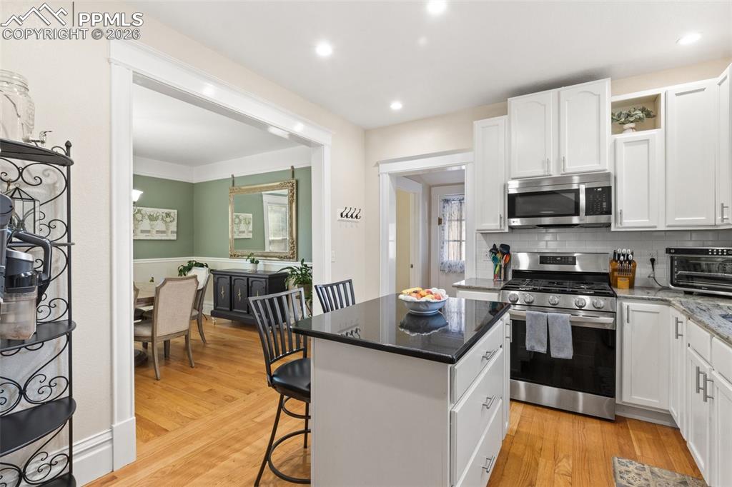 Image 15 of 38: Kitchen