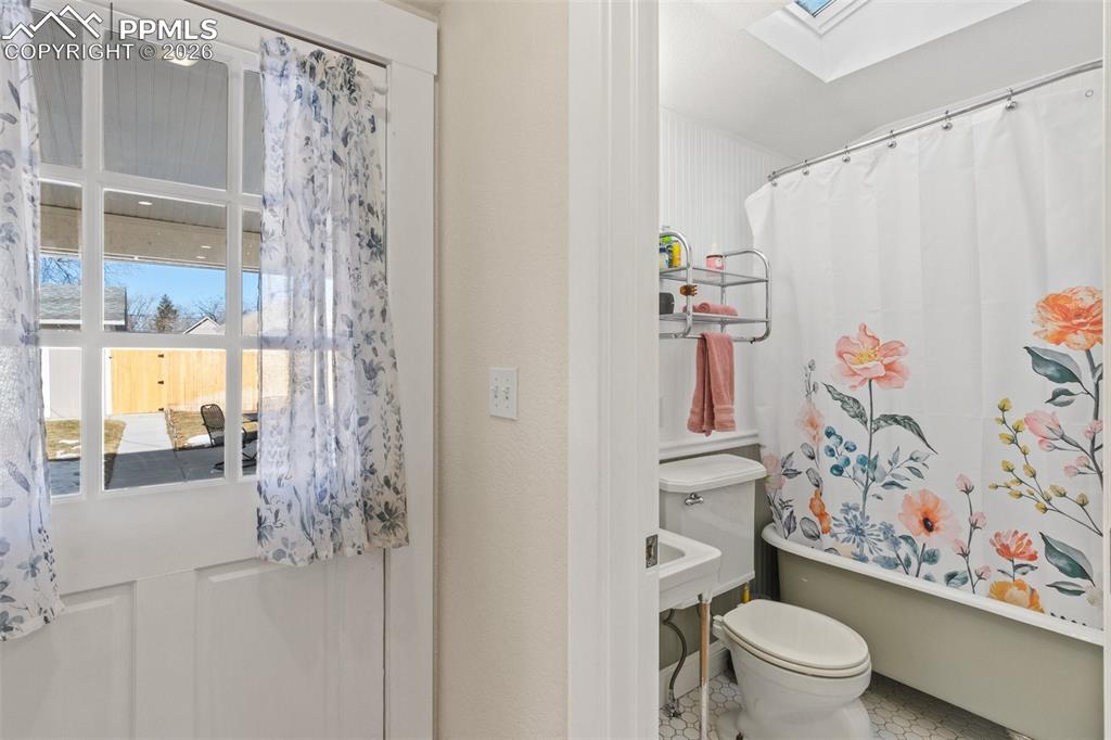 Image 20 of 38: Bathroom