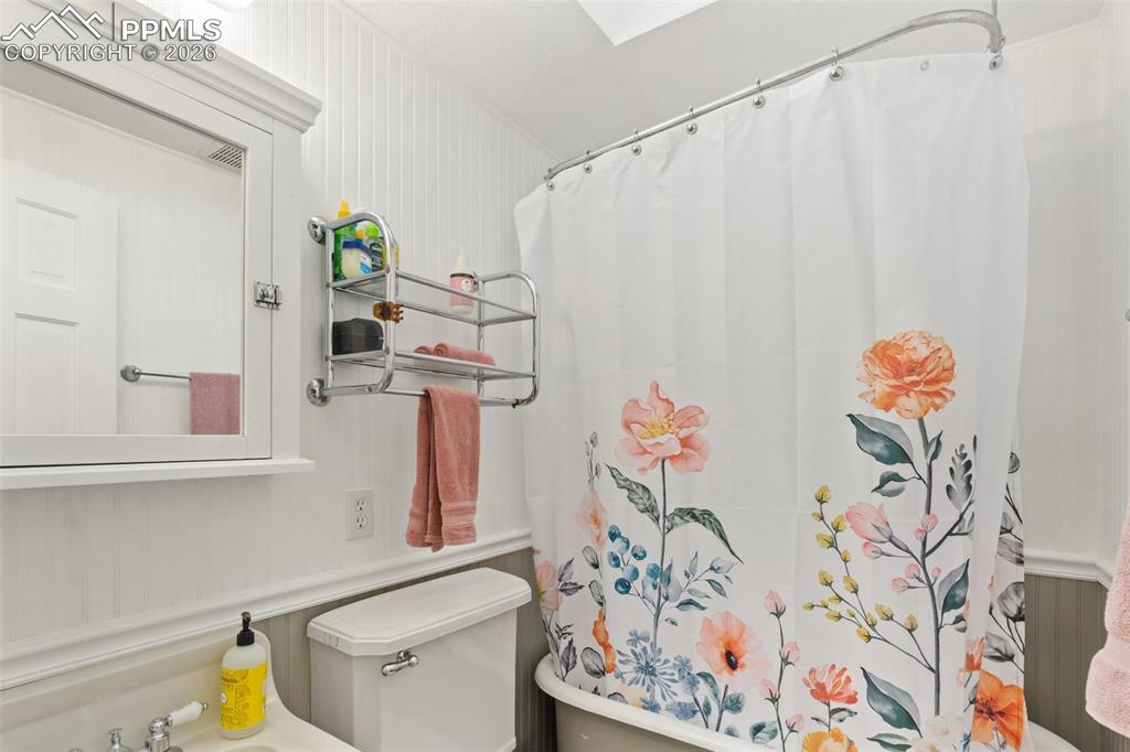 Image 21 of 38: Bathroom