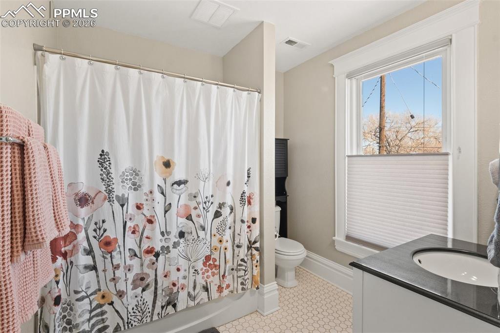 Image 24 of 38: Bathroom