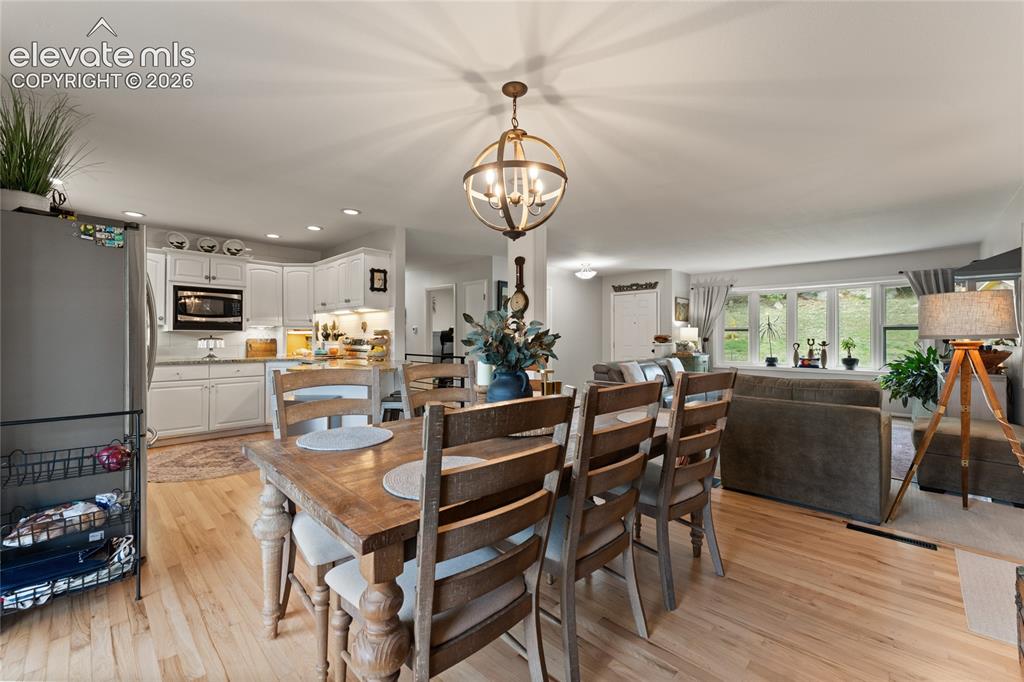 Image 14 of 50: Dining Area