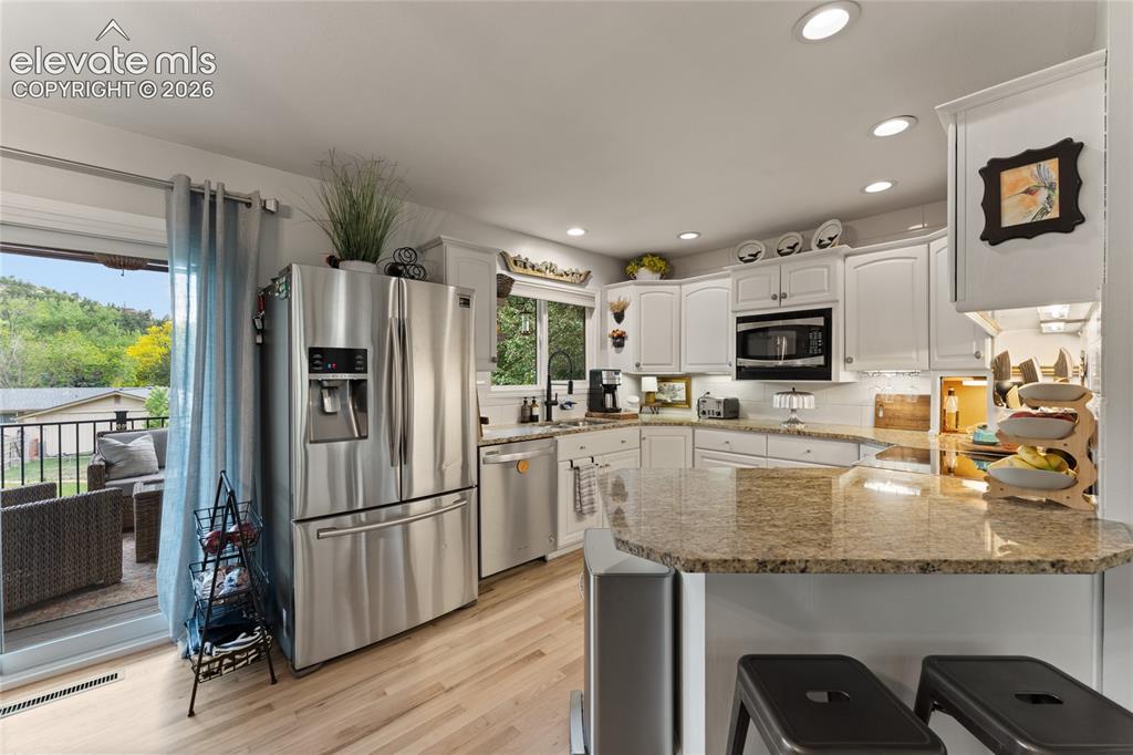 Image 15 of 50: Kitchen