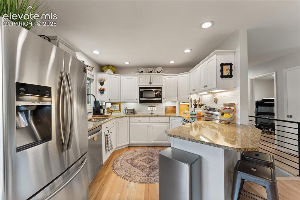 Image 16 of 50: Kitchen