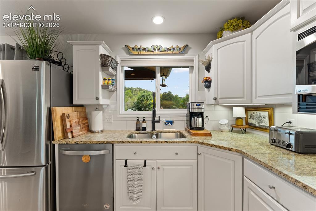 Image 17 of 50: Kitchen
