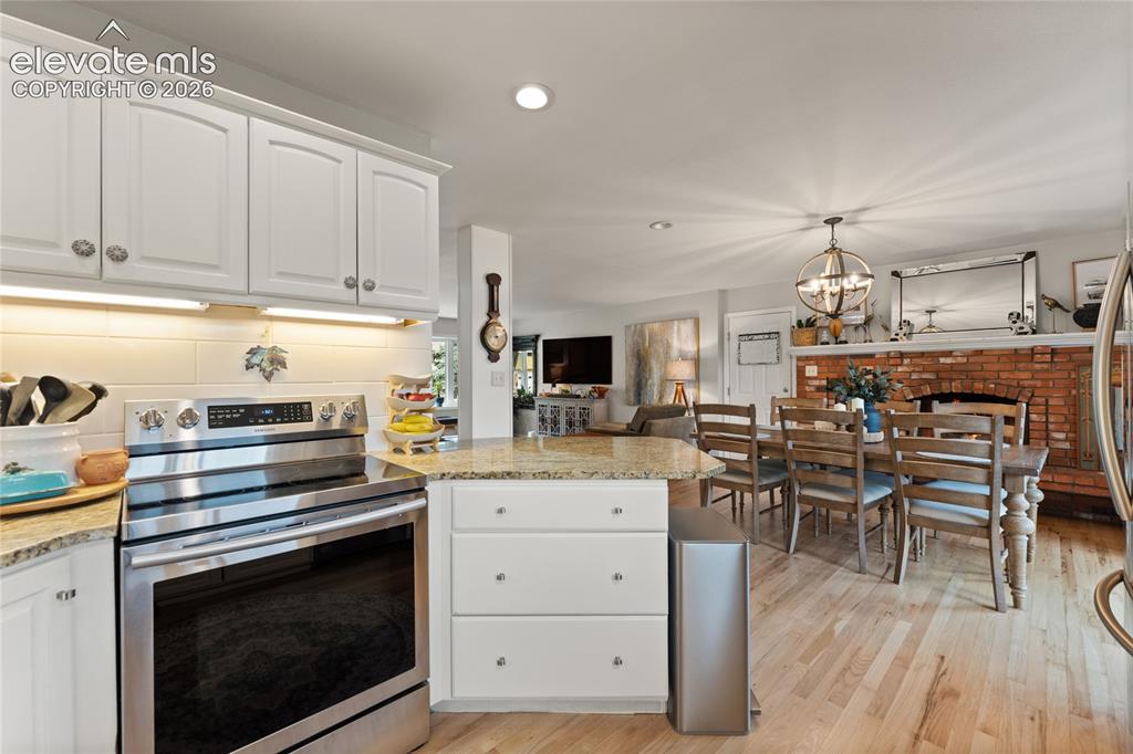 Image 18 of 50: Kitchen