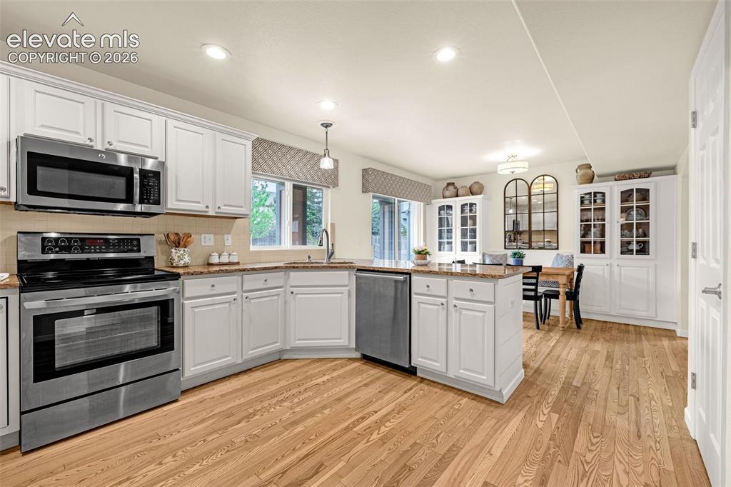 Image 8 of 27: Kitchen