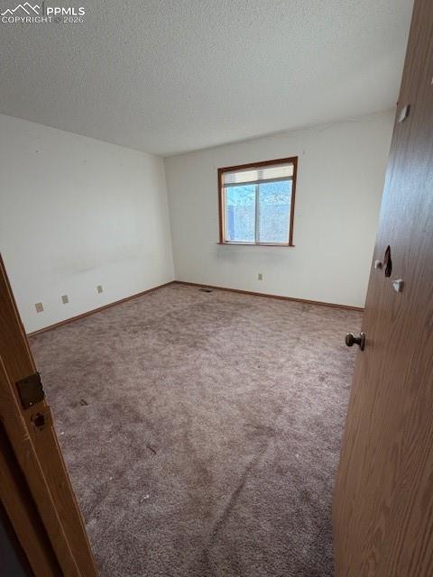 Image 7 of 12: Bedroom