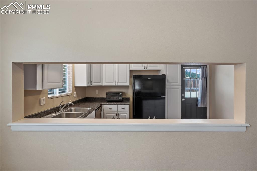 Image 13 of 33: Kitchen