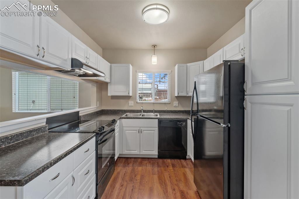 Image 15 of 33: Kitchen