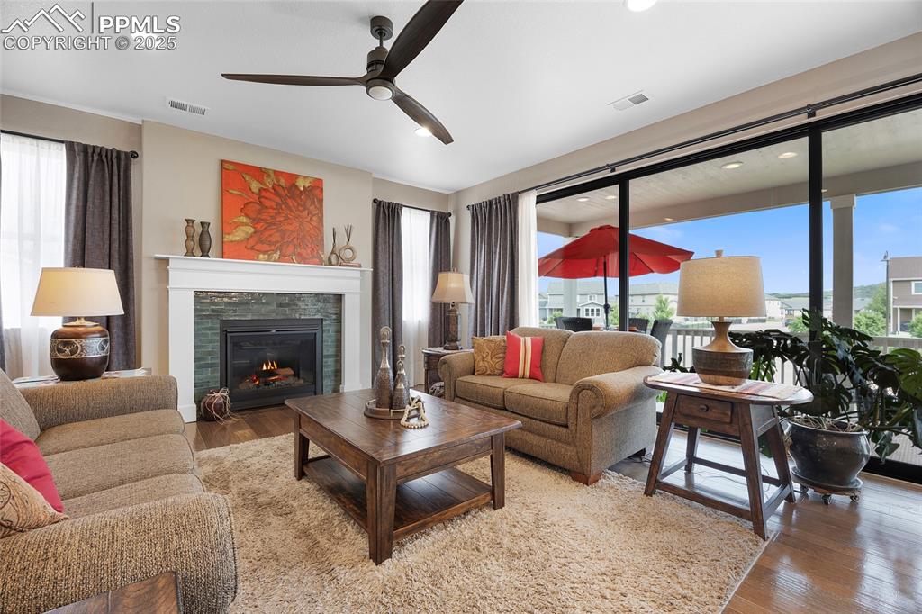 Image 14 of 48: Living room