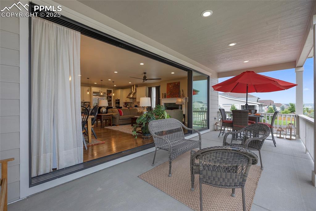 Image 15 of 48: Indoor outdoor living space