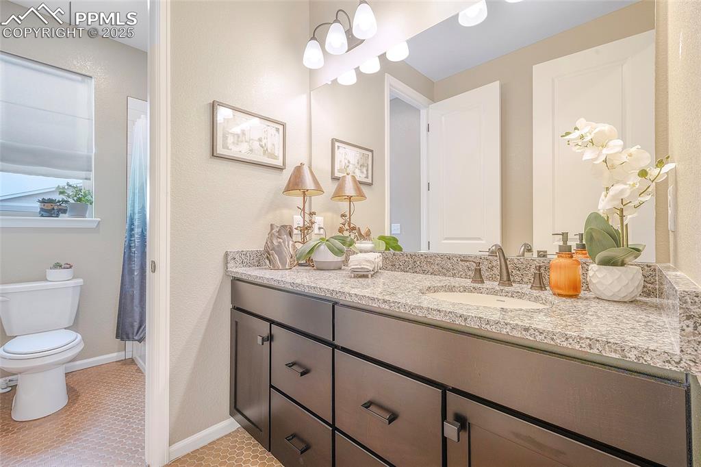 Image 25 of 48: Large front bathroom