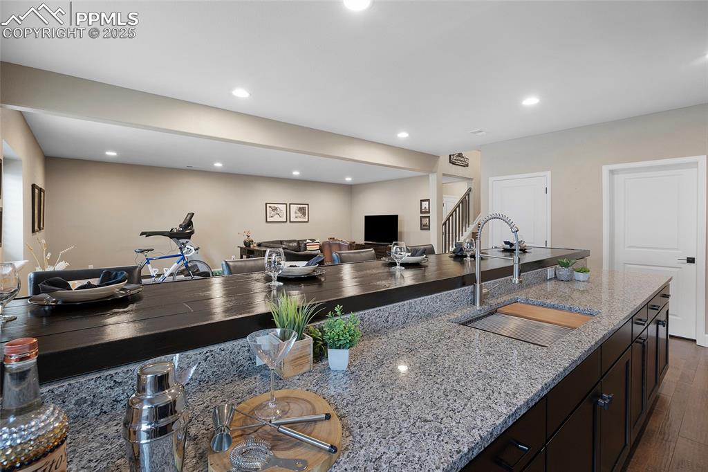 Image 33 of 48: Eat, drink and serve without being crowded. There is lots of room.