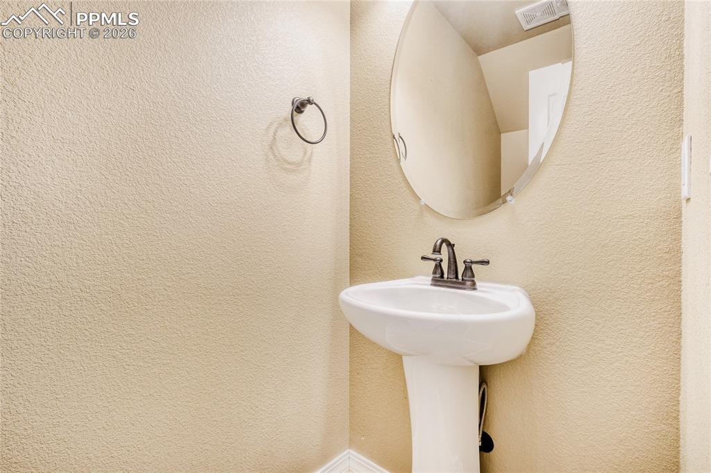 Image 14 of 34: Bathroom