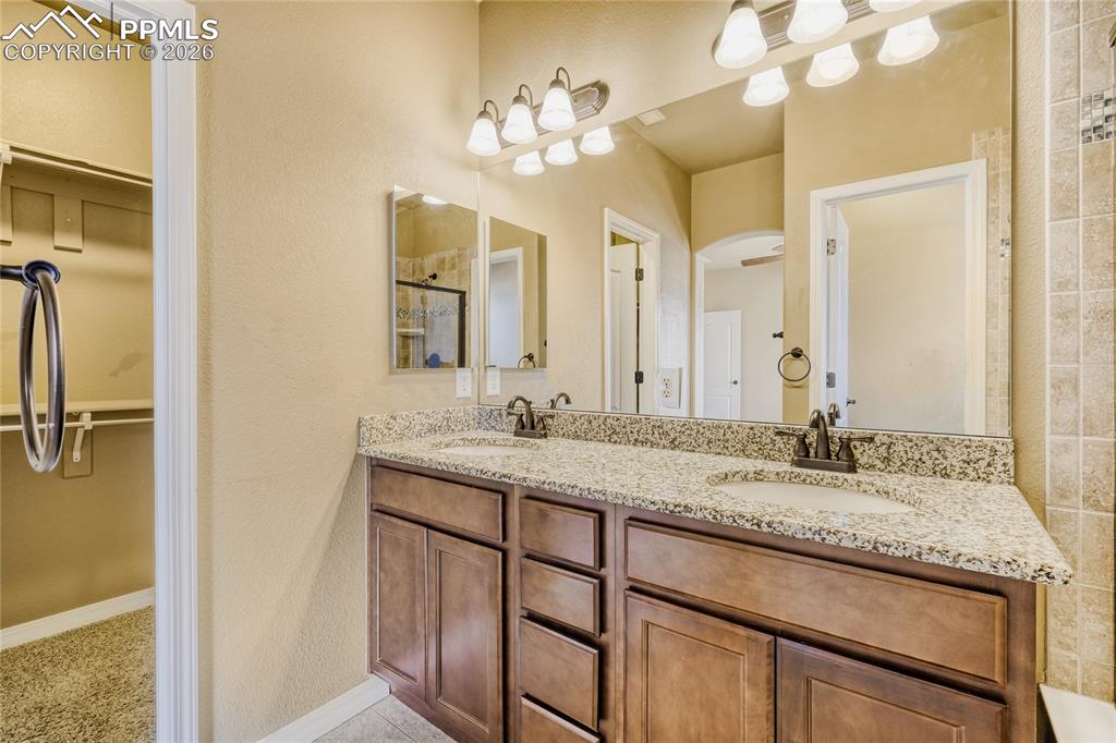 Image 22 of 34: Bathroom