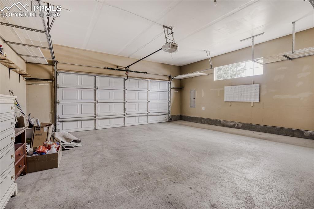 Image 27 of 34: Garage