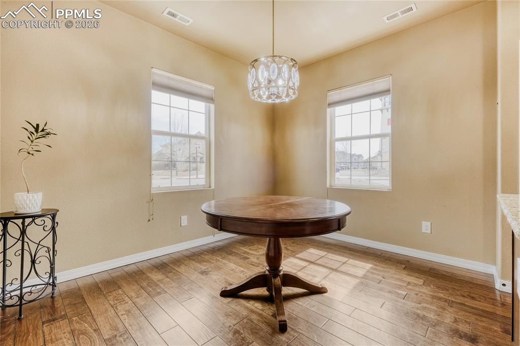 Image 9 of 34: Dining Area