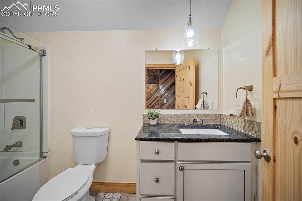 Image 27 of 50: Upstairs 3rd bath with granite countertop vanity