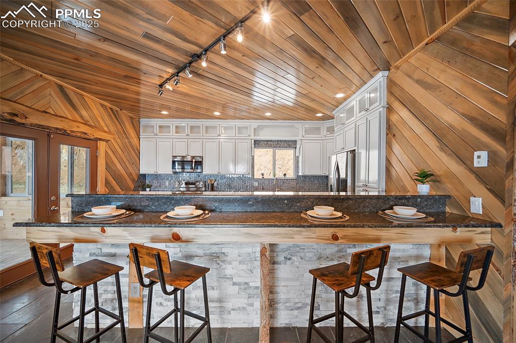 Image 5 of 50: Oversized kitchen built-in bar