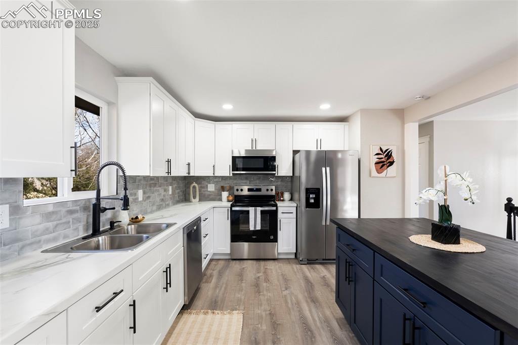 Image 10 of 44: Kitchen