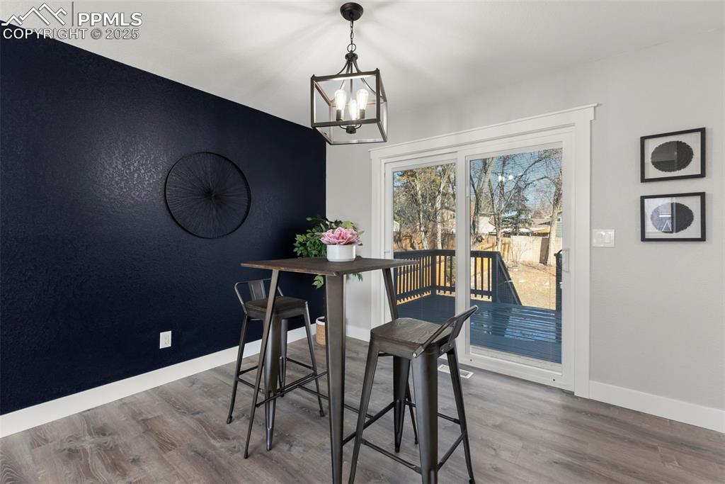 Image 16 of 44: Dining Area