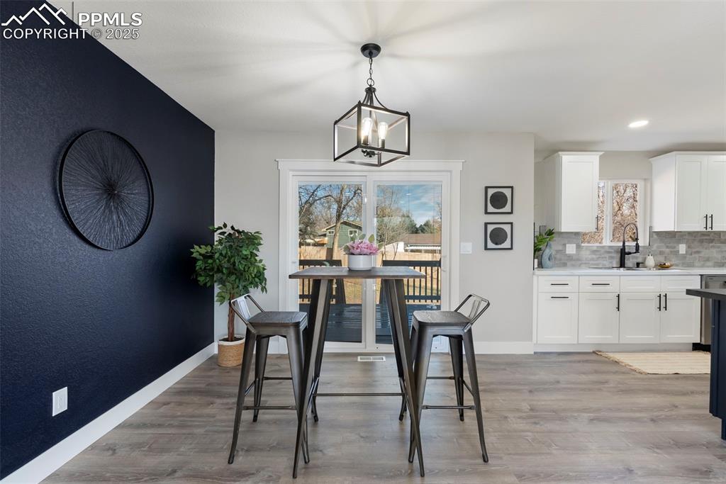 Image 18 of 44: Dining Area