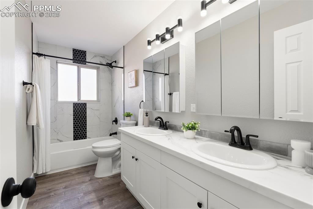 Image 20 of 44: Bathroom