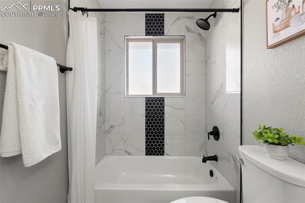 Image 21 of 44: Bathroom