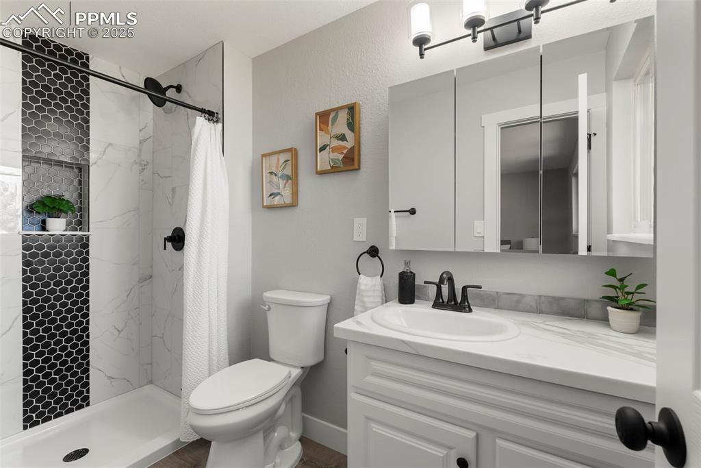 Image 30 of 44: Bathroom