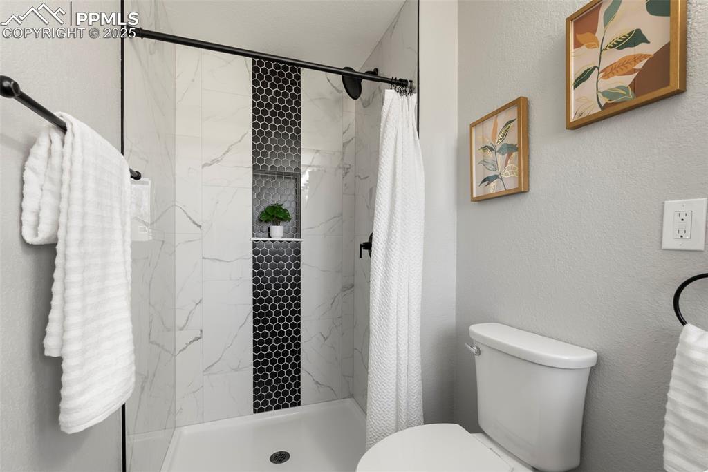 Image 31 of 44: Bathroom