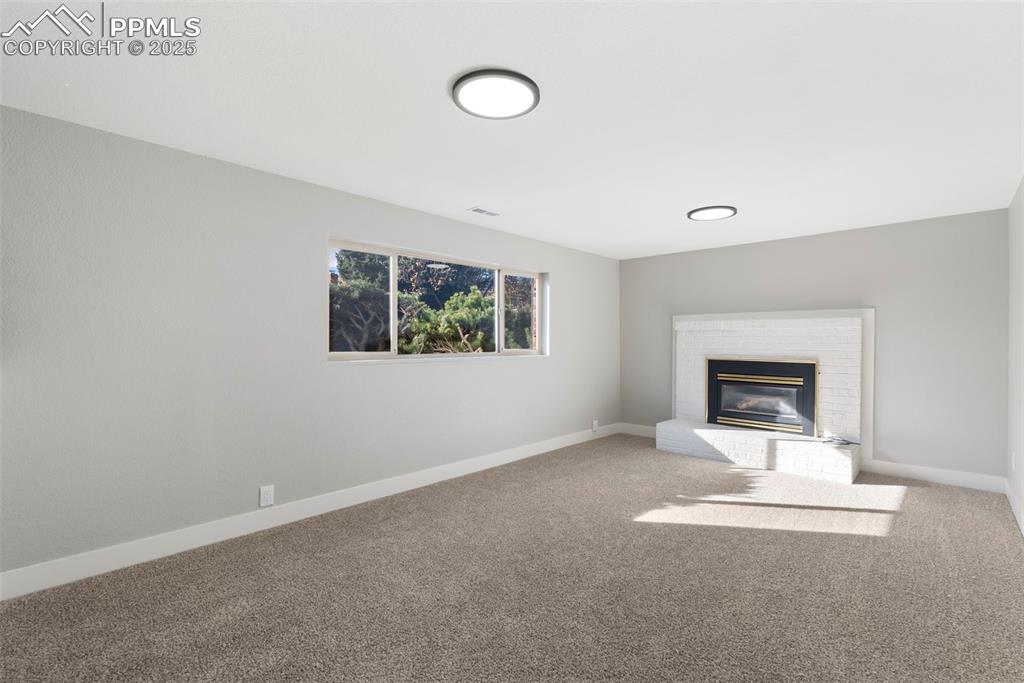 Image 33 of 44: Living Room