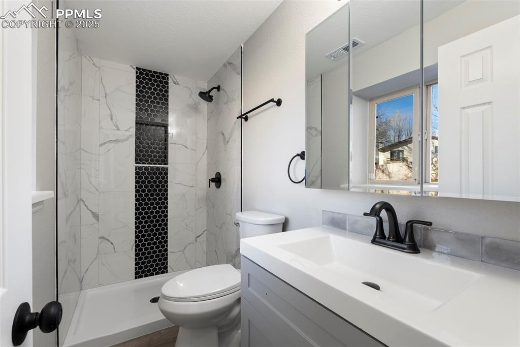 Image 38 of 44: Bathroom